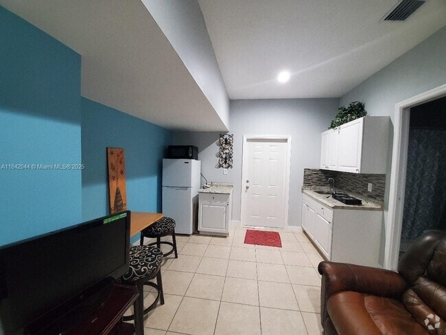 Building Photo - 16025 SW 53rd Terrace Unit efficiency Rental