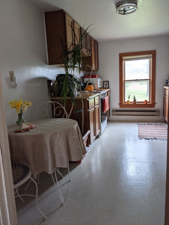 Kitchen - 2022 Danby Rd Unit 4