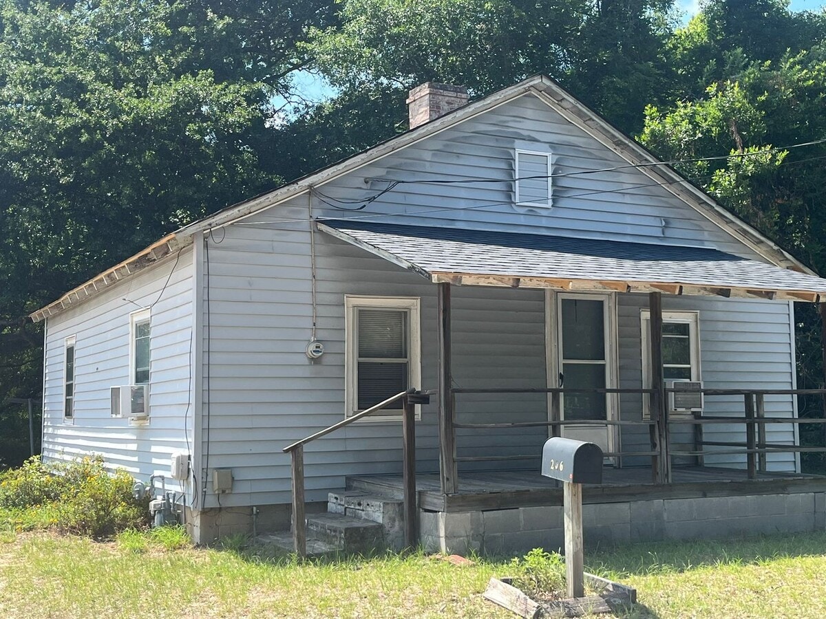 Photo - 206 Derrick St