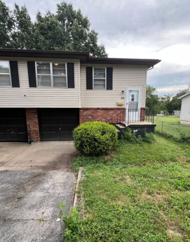 Building Photo - Spacious 2 Bedroom Duplex with Garage and ... Rental
