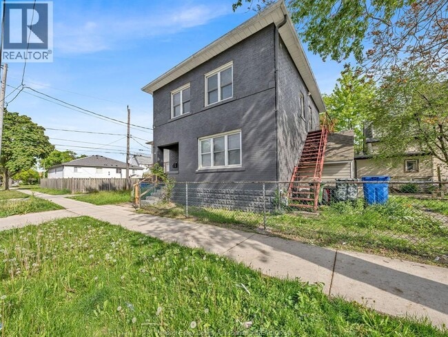 Photo - 669 Park St W