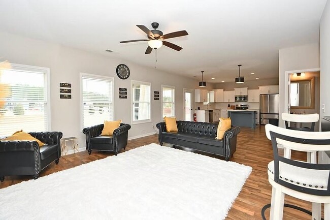 Photo - 208 Arrowwood Dr