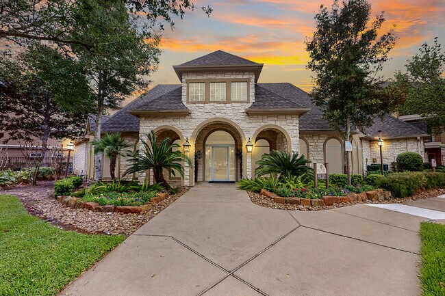 Come Meet Us - Retreat at Westchase Apartments