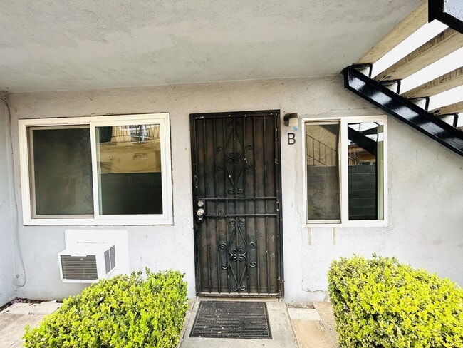 Building Photo - 857 N Vineyard Ave Unit B