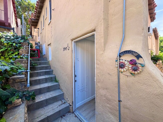 Building Photo - 3945 1/2 Lowell Ave Unit 3945 1/2 Lowell Ave