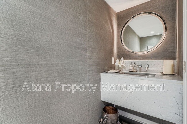 Photo - 287 S Holly St