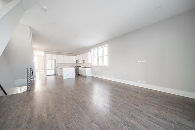 Photo - 556 W 18th St