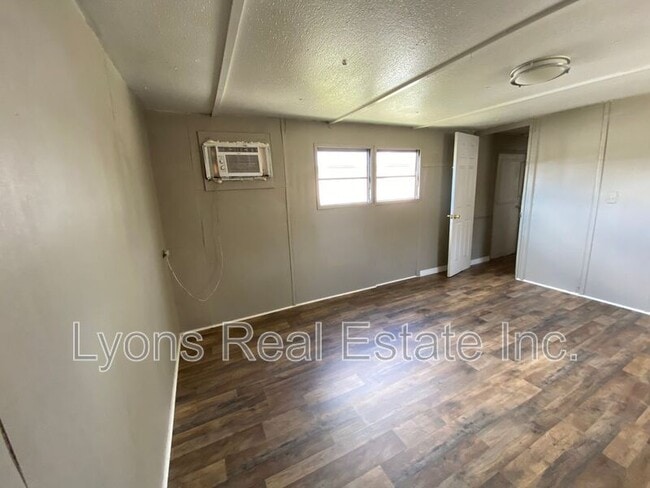 Photo - 4900 Tice St Unidad #5