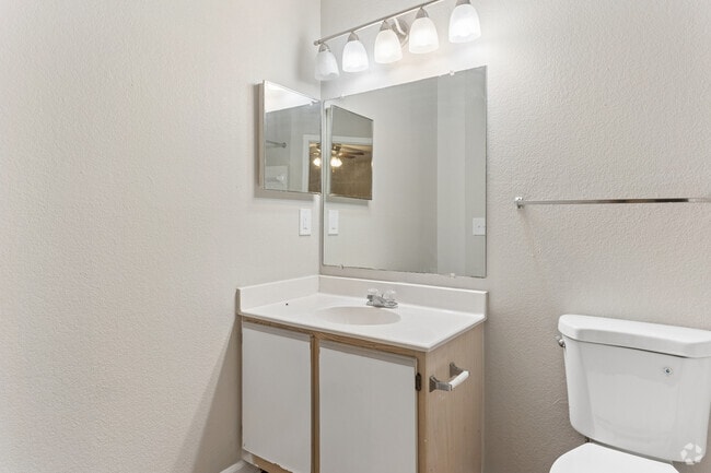 2BR, 2BA - 962SF - Second Bathroom