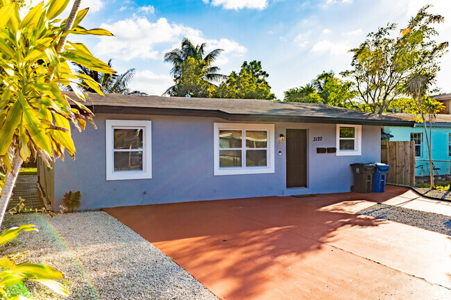 Building Photo - 3120 SW 12th Pl Unit Front Rental