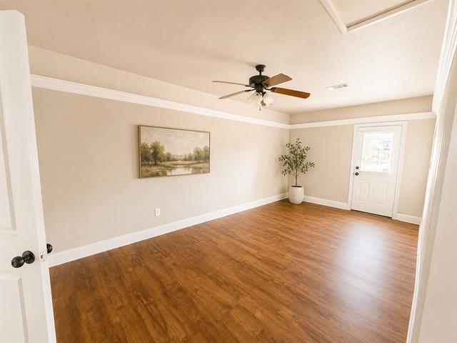 Photo - 633 Skelly St