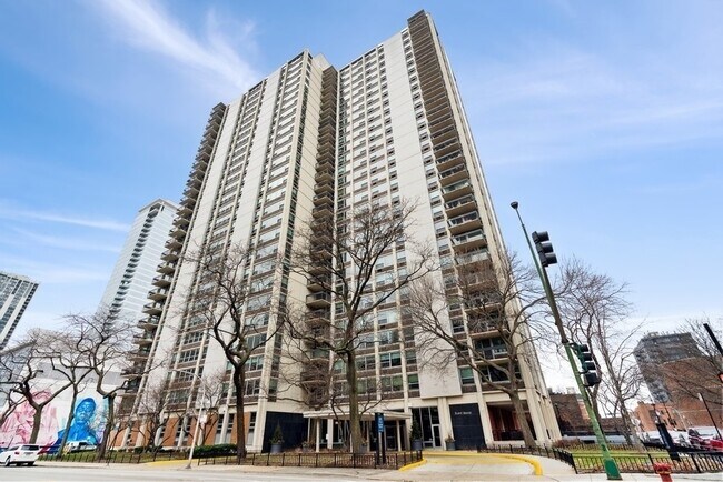 Building Photo - 1255 N Sandburg Terrace Unit 809E Rental