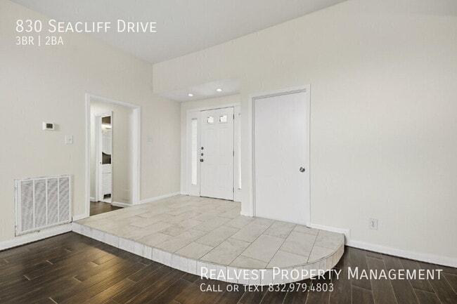 830 Seacliff Dr