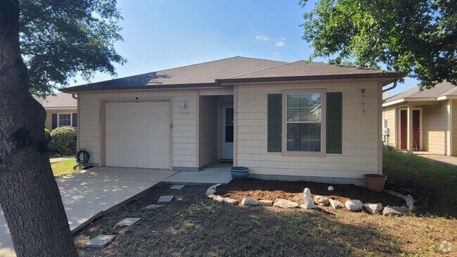 Building Photo - 2 bedroom 2 Bathroom House