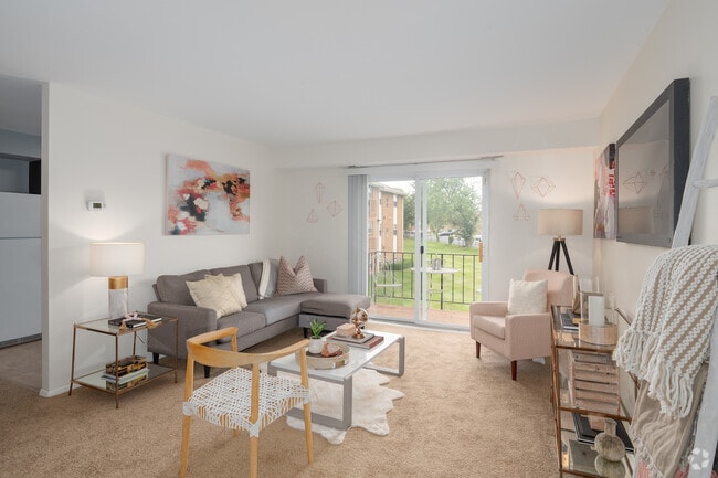 2BR, 2BA - 899SF