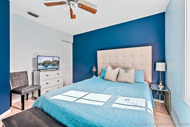 Building Photo - 414 SW Lairo Ave