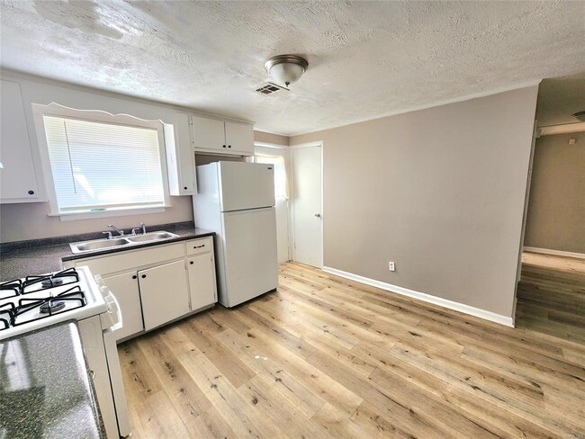 Photo - 102 White Oak Dr