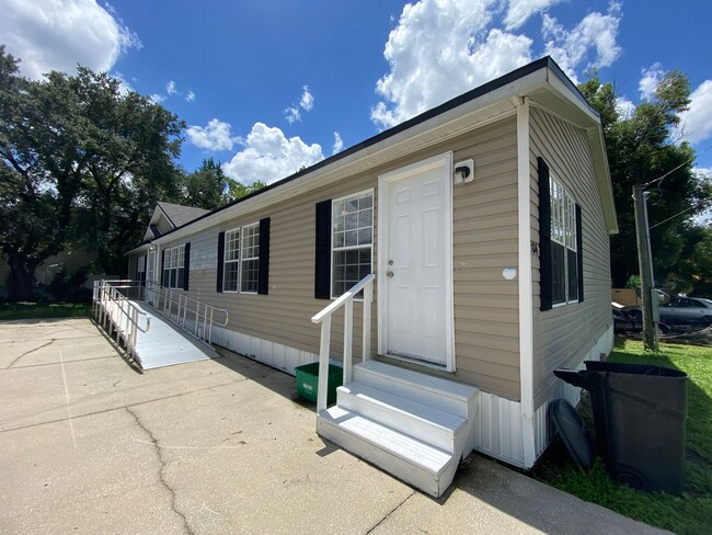 Building Photo - Charming 3 bedroom, 2 bathroom house in Ca...