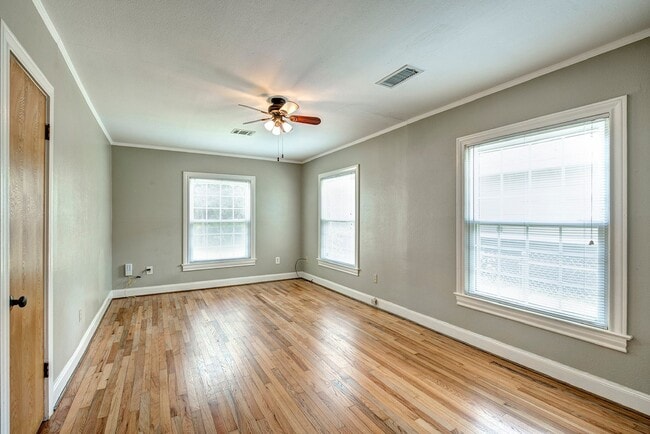 Photo - 2030 Gostick St