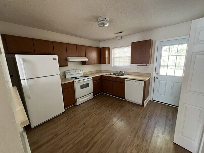 Photo - 212 Live Oak Ct