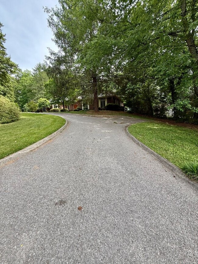 Photo - Knoxville 37909 - 2 bedroom, 1.5 bath unit, duplex - Contact Chad Weeks (865) 567-6193