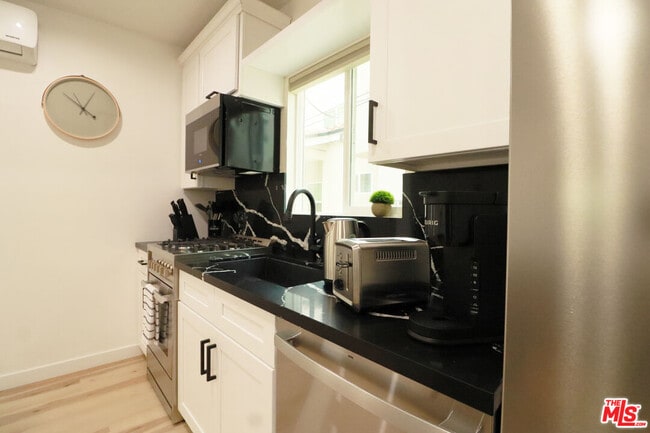 Photo - 9040 Phyllis Ave Unidad C