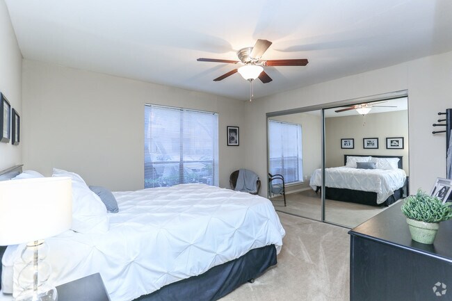 1 BR, 1 BA - 698SF - Dormitorio