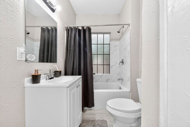 Photo - 2724 Hubbard St
