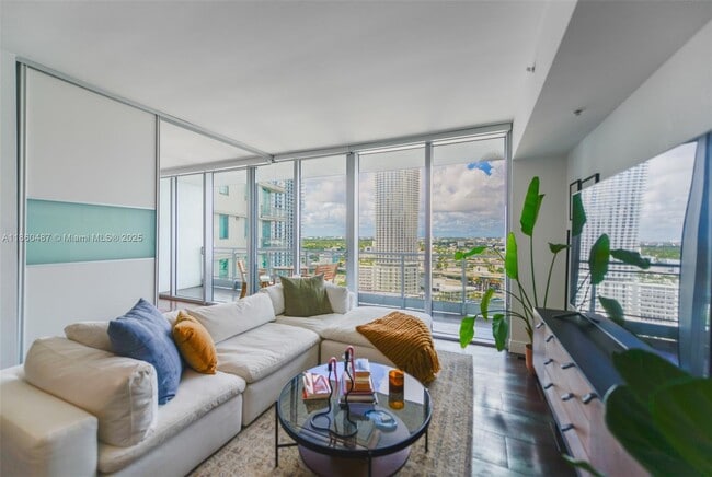 Photo - 92 SW 3rd St Unidad 2707