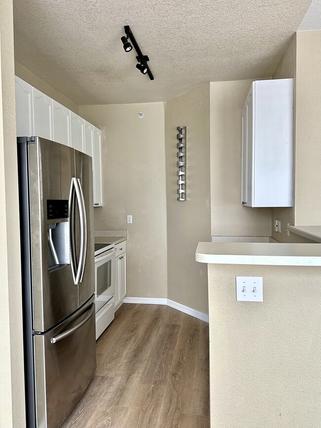 Kitchen. - 8412 S Holland Ct Unit #207