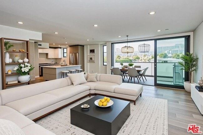 Building Photo - 328 N Maple Dr Unit 202