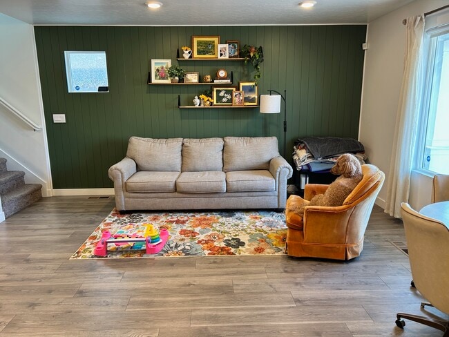 área de la sala de estar - 492 N Trident Dr