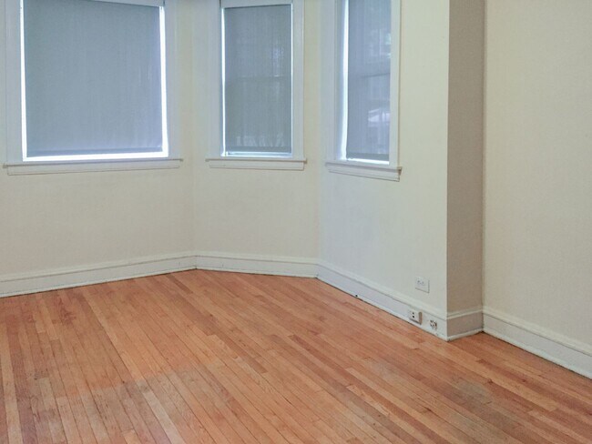 Photo - 2206 W Foster Ave Unidad GDN