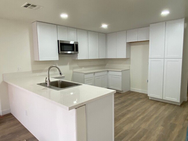 Newly Remodeled 4-bed, 2.5-bath. 3-Car Gar... - Newly Remodeled 4-bed, 2.5-bath. 3-Car Gar... Casa