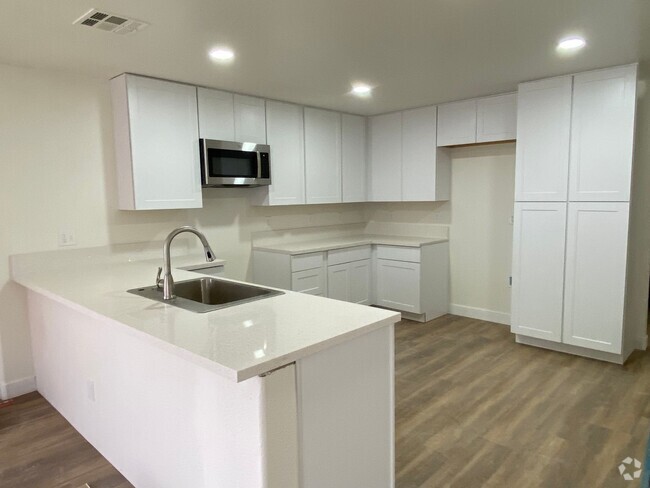 Building Photo - Newly Remodeled 4-bed, 2.5-bath. 3-Car Gar... Rental