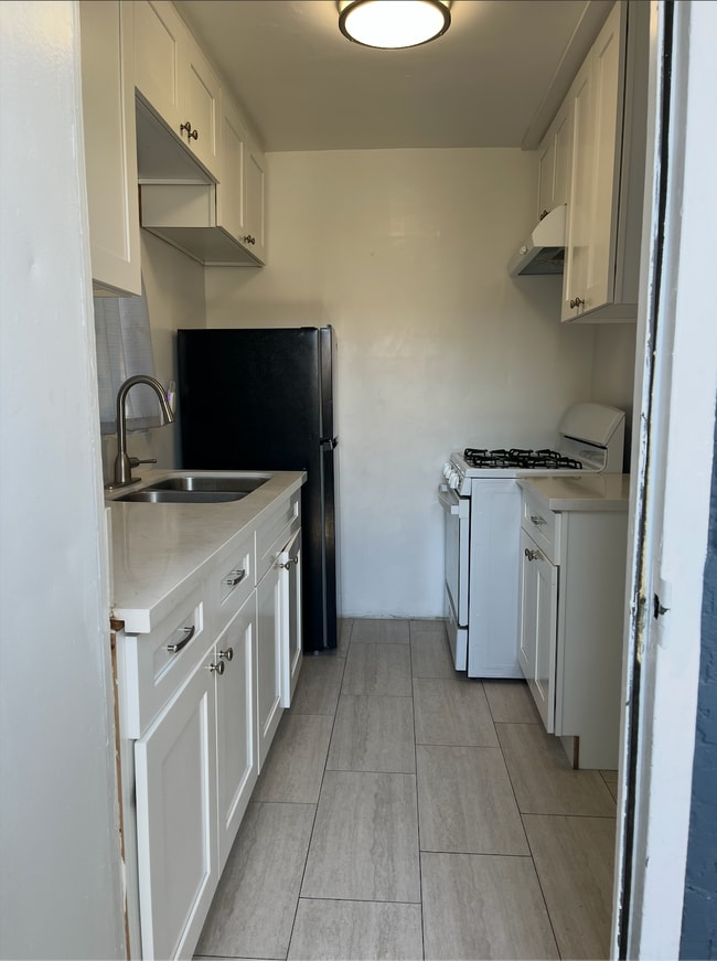 Kitchen - 2444 Commercial St Unit 2446