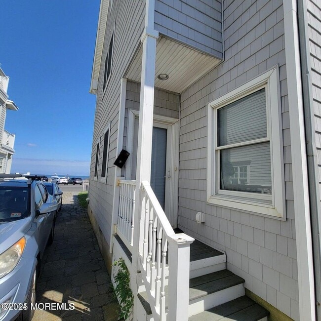 Photo - 2002 Ocean Ave N Unit REAR 1 BED APT