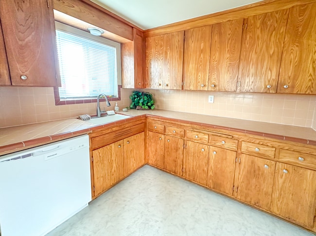 Photo - Charming Triplex with Hardwood Floors, Appliances, and Utilities Included in Prime Ballard-Fremon... Unit 500