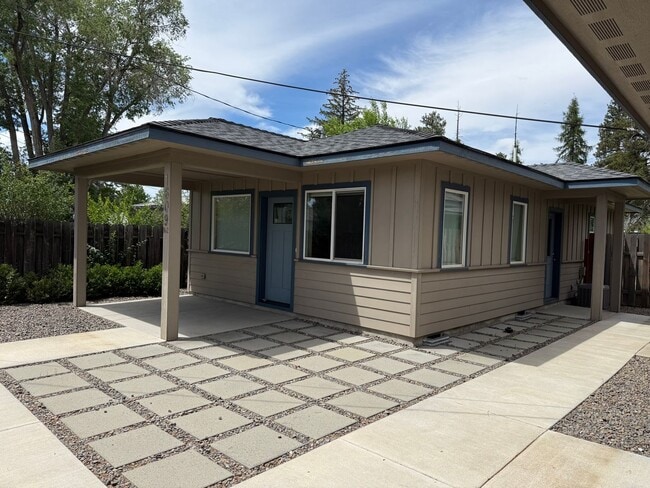Building Photo - Light & Bright 2 Bed/2 Bath Mid-Town Cottage with Garage