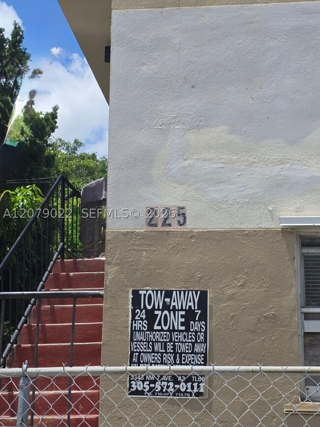 225 NW 17th St Unit 4