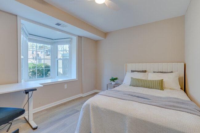 Building Photo - 8131 Pinelake Ct Unit Level 1 - Room 1