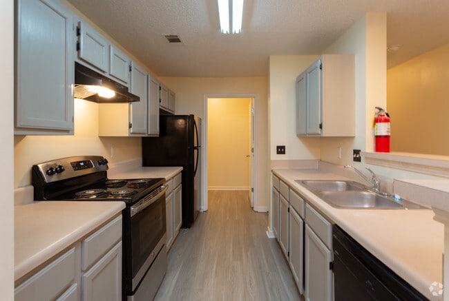 2BR, 2BA -1100 SF
