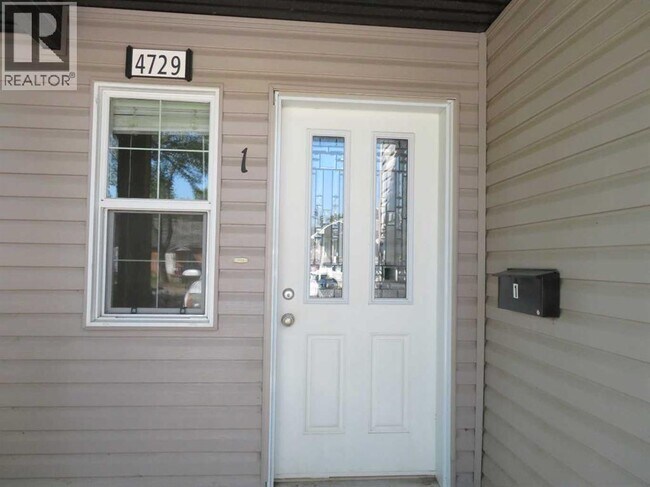 Photo - 4729-4745 45 St