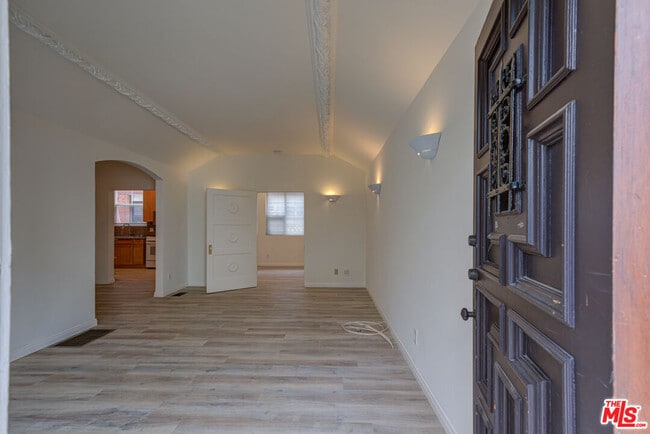 Photo - 320 S Reeves Dr Unit B