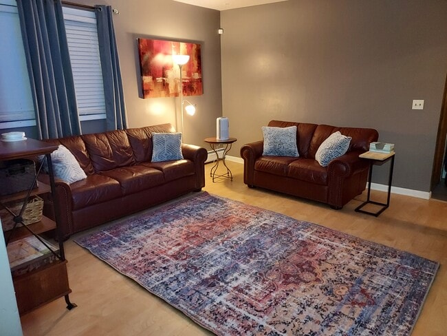 Building Photo - 44 Winchester Ave Unit 1st floor furnished Rental