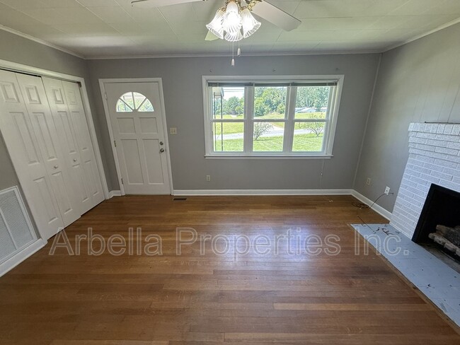 Photo - 2239 Buckingham Rd