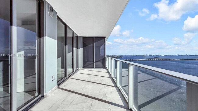 Photo - 700 NE 24th St Unidad 2704