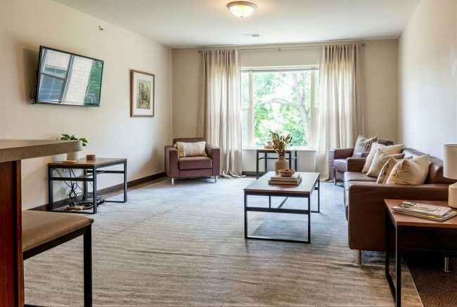 4BR/2BA Deluxe-Virtually Staged