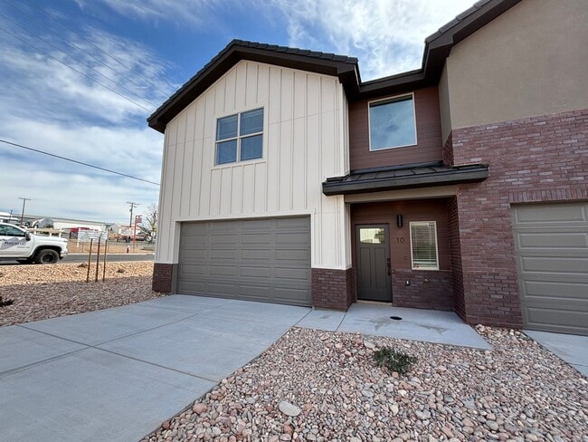 Building Photo - HURRICANE TOWNHOME FOR RENT!