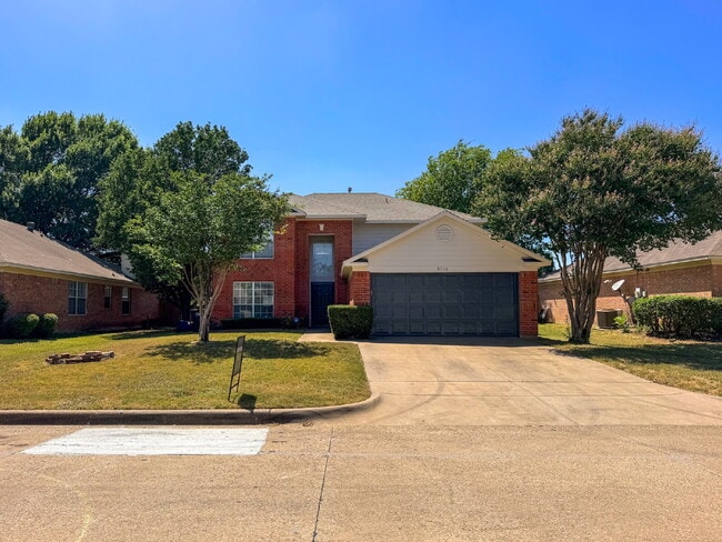Building Photo - 4-Bedroom, 2.5-Bath, 2 Story Home in Fort Worth!